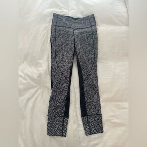 Lululemon Black and White Patterned Leggings Mid Rise. Size 4.